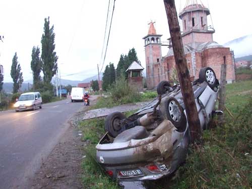 Accident Baia Mare, strada Victoriei, 18-19 septembrie 2008, masina rasturnata cu rotile in sus in sant