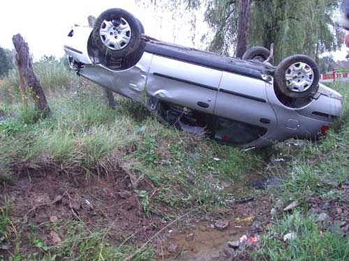 Accident Baia Mare, strada Victoriei, 18-19 septembrie 2008, masina rasturnata cu rotile in sus in sant