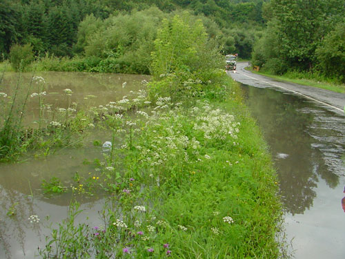 Drumuri acoperite de ape - inundatii Maramures, iulie 2008