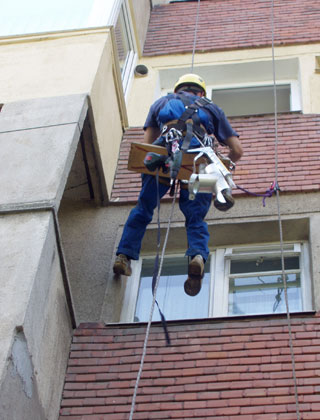 Foto alpinist pe bloc Baia Mare