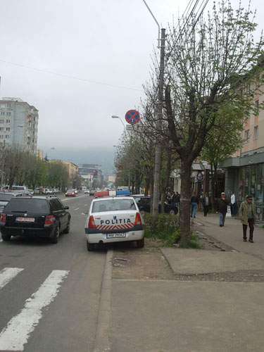 Foto: Cititorii in actiune - masina de politie pe interzis