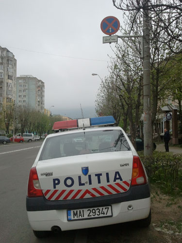 Foto: Cititorii in actiune - masina de politie pe interzis