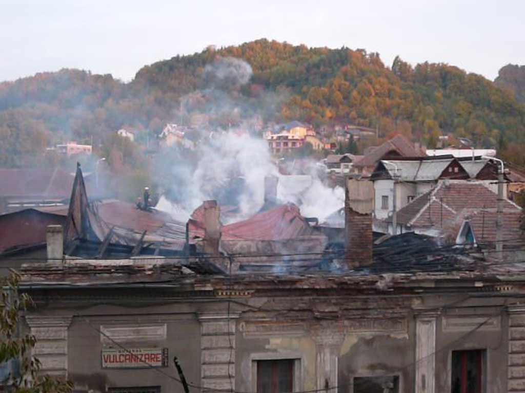 Foto: incendiu hala strada Minerilor (c) eMaramures.ro