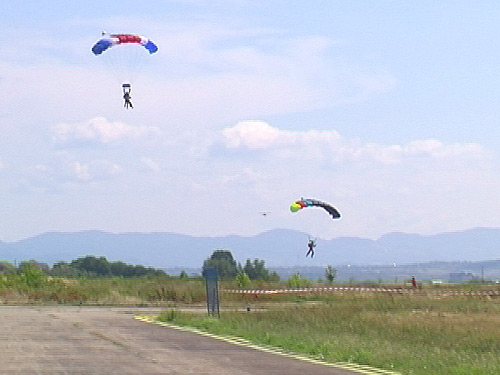 Foto: parasutist - miting aviatic Baia Mare (c) eMaramures.ro