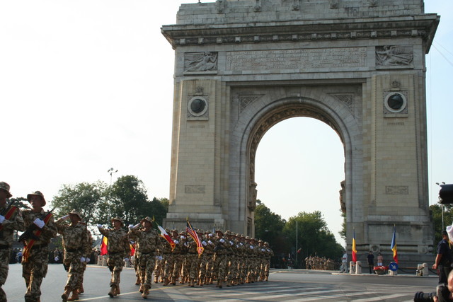 Foto defilare Arcul de Triumf - retragere trupe din Irak (c) MAPN - Eugen Mihai