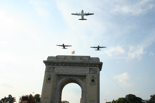 Foto defilare Arcul de Triumf - retragere trupe din Irak (c) MAPN - Eugen Mihai