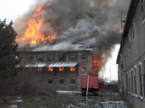 Foto incendiu la fosta fabrica de tutun din Carei -sursa careionline.ro